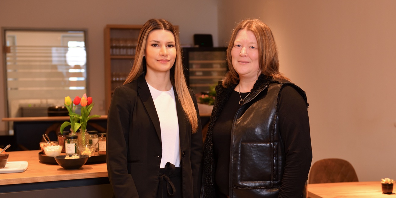 Zwei Personen stehen nebeneinander