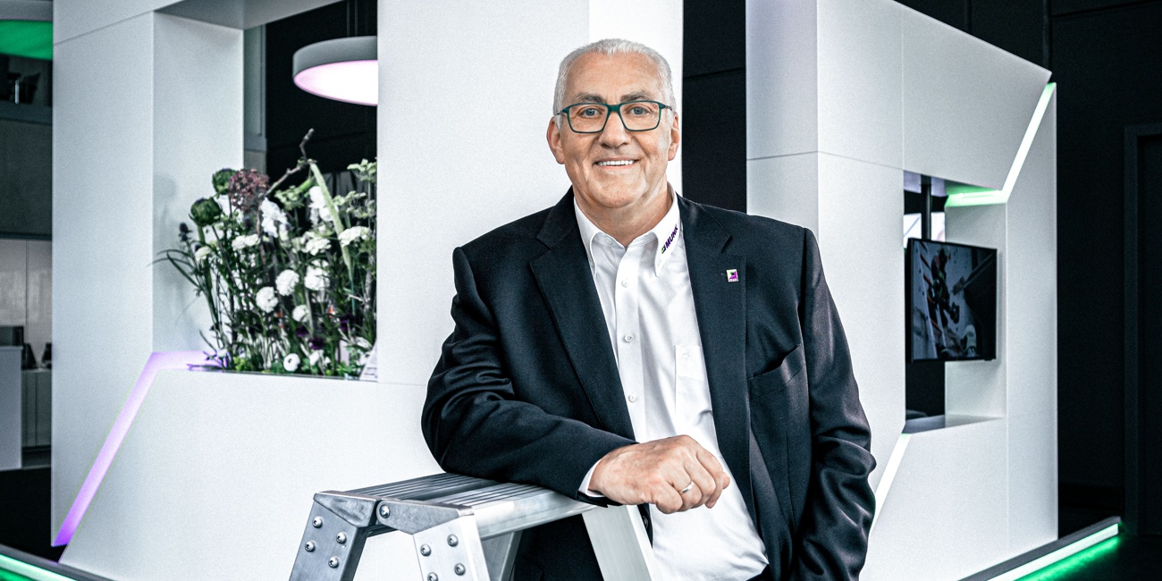 Ferdinand Munk lehnt sich an ein Aluminiumgerüst.